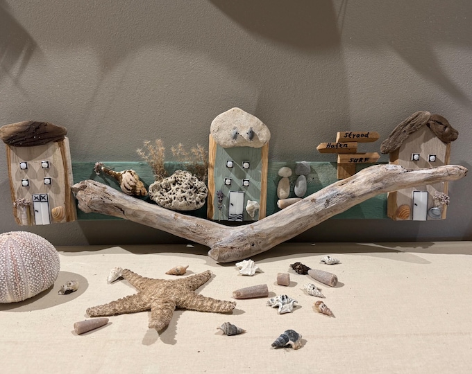 Maritime Wanddeko 58 cm aus Holz, Treibholz mit Strandfunde der dänischen Küste und kleine Deko Häuser aus Holz.