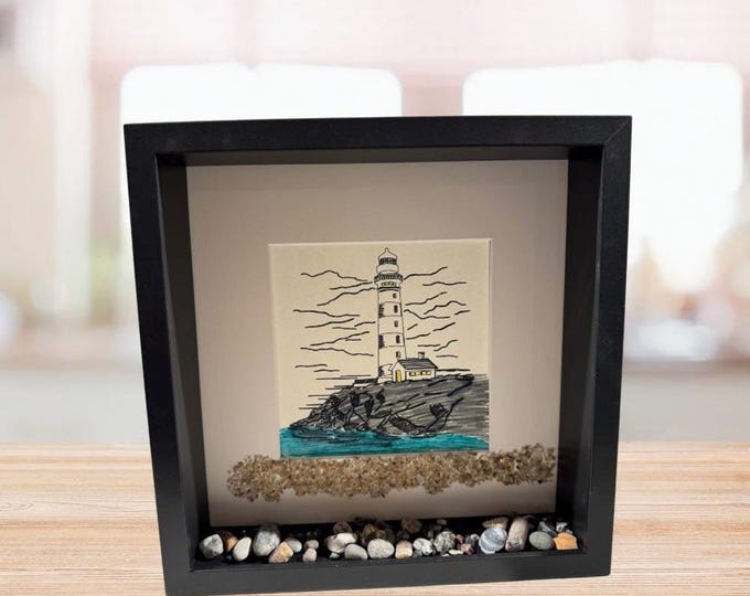 Personalized maritime decoration as a gift featuring a lighthouse. Decorated with Baltic Sea and North Sea beach finds.