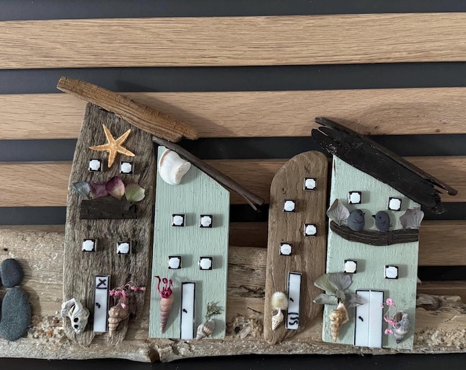 Maritime Deko mit Steinbild und kleine Deko Häuser aus Holz. Ein Shabby Chic Wandbild als skandinavische Deko. Kleine Deko Häuser aus Holz.