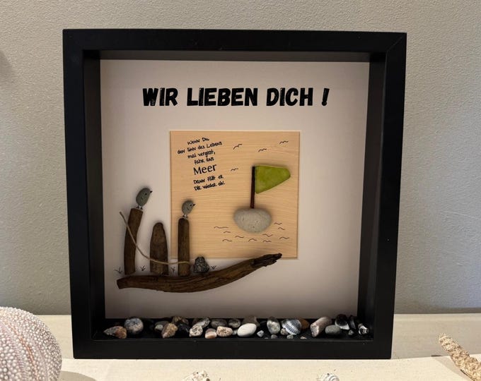 Maritimer personalisierter Bilderrahmen 27cm schwarz. Mit Strandgut der dänischen Küste eine maritime Deko Steinbild Meer Handmade Geschenke