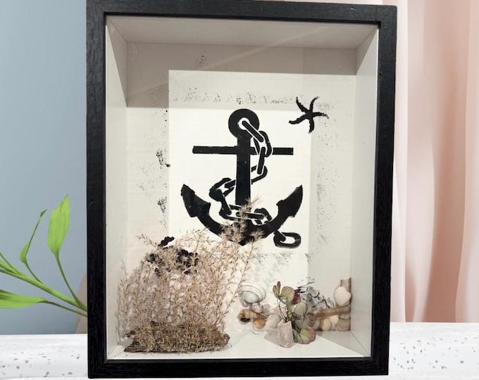 Maritime decoration with an anchor and beach finds from the Baltic and North Seas. Acrylic-painted anchor and turtles.