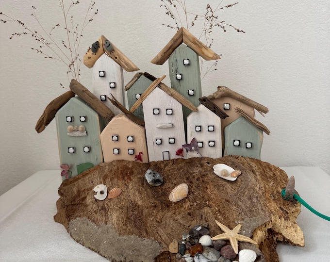 Treibholz Deko, shabby chic als Tisch Deko mit kleine Deko Häuser aus Holz. Ein Weihnachtsgeschenk oder zum Geburtstag mit Deko Meer.
