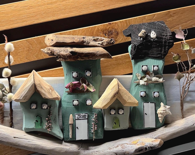 Maritime decorative houses, Scandinavian hygiene wall decoration as a gift from the North Sea and Baltic Sea with beach finds.