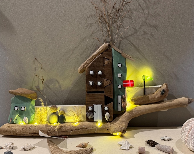 Treibholz Wanddeko 50cm mit Steinbild & kleine Deko Häuser aus Holz. Strandfunde von der dänischen Küste. Steinbild - maritime Wanddeko Holz
