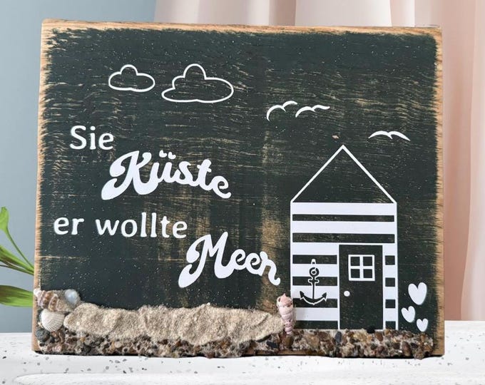 Maritime handgemachte Ostseedeko. Dieses Holzhaus klein ist als maritimes Geschenk geeignet oder für dich als Kartenhalter Maritim