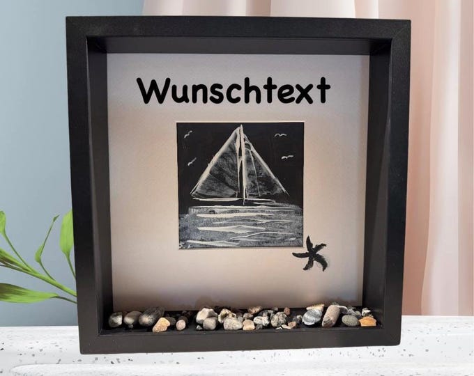 Maritime decoration with a hand-painted sailboat. Individually decorated with North Sea and Baltic Sea beach finds. 3D picture frame.