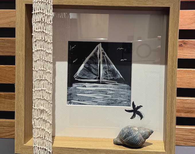 Maritime decoration with a hand-painted sailboat. Decorated with North Sea beach finds.