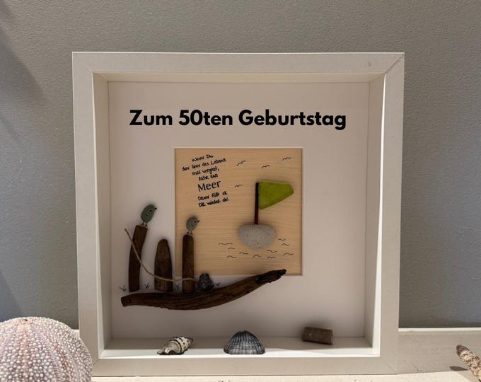 Maritimer personalisierter Bilderrahmen 27cm, weiß. Mit Strandgut der dänischen Küste eine maritime Deko - Steinbild Meer Handmade Geschenke