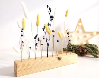 Bar di fiori secchi gialli e blu navy: composizione floreale rustica e moderna
