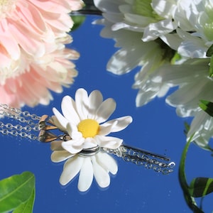 collar bañado en plata con margarita blanca