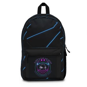 Peut inclure: Un sac à dos noir orné d'un motif de fines lignes diagonales bleu néon. La poche avant présente un graphique circulaire représentant un casque de course avec un cadran d'horloge, entouré du texte SLEEP IS FOR THE WEAK ENDURANCE IS THE LEGEND.