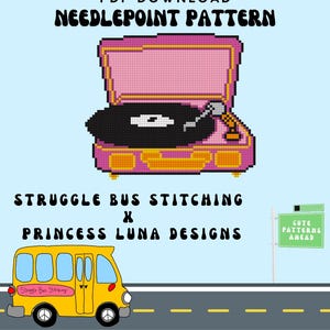 Könnte beinhalten: Ein Needlepoint-Muster als PDF-Download mit einem rosafarbenen Koffer-Plattenspieler und einer schwarzen Vinylplatte. Darunter befindet sich ein gelber Bus mit dem Text Struggle Bus Stitching auf einer Straße und ein grünes Schild Cute Patterns Ahead.