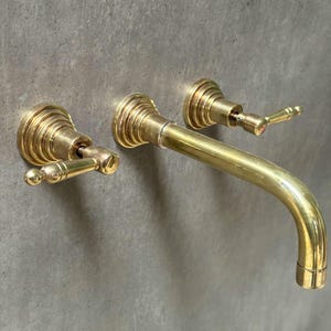 Unlackierter an der Wand befestigter Badezimmer-Hahn aus Messing mit Hebelgriffen
