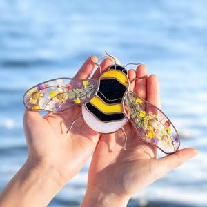 Atrapasueños de vidrieras con forma de abeja y flores secas, decoración para ventana de jardín, regalo para el Día de la Madre