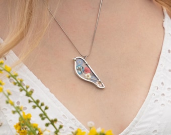 Collar de pájaro con vitrales, joyería con flores prensadas, regalos para madres, arte con flores secas, colgante de vitrales, regalos de graduación.