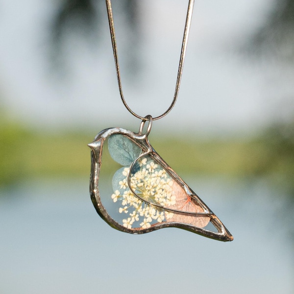 Collana con uccello in vetro colorato e fiori secchi, regali per la festa della mamma, gioielli con fiori pressati, regalo di compleanno, ciondolo in vetro colorato