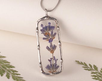 Arte floral en vitral, planta de lavanda seca, regalo para la mejor amiga, compañeras de trabajo, collar personalizado para mujer, colgante de vitral, arte floral prensado.