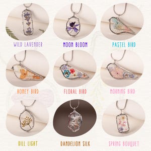 Puede incluir: Nueve collares con colgantes plateados con varias flores secas encapsuladas en resina. Los colgantes incluyen dise&ntilde;os rectangulares, ovalados y con forma de p&aacute;jaro. El texto en la imagen dice: "WILD LAVENDER", "MOON BLOOM", "PASTEL BIRD", "HONEY BIRD", "FLORAL BIRD", "MORNING BIRD", "DILL LIGHT", "DANDELION SILK" y "SPRING BOUQUET".