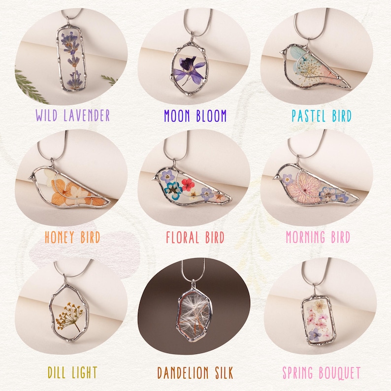 Puede incluir: Nueve collares con colgantes plateados con varias flores secas encapsuladas en resina. Los colgantes incluyen dise&ntilde;os rectangulares, ovalados y con forma de p&aacute;jaro. El texto en la imagen dice: "WILD LAVENDER", "MOON BLOOM", "PASTEL BIRD", "HONEY BIRD", "FLORAL BIRD", "MORNING BIRD", "DILL LIGHT", "DANDELION SILK" y "SPRING BOUQUET".