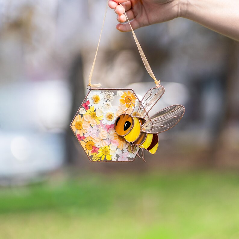 handmade bee suncatcher with pressed flowers close up detail