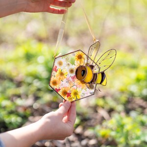 handmade bee suncatcher with pressed flowers close up detail