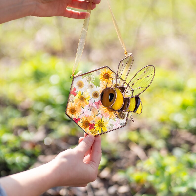 handmade bee suncatcher with pressed flowers close up detail