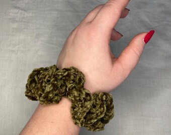 Coletero de terciopelo verde militar tejido a crochet