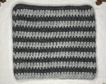 Gorro con orejas de gato a rayas gris oscuro y gris claro