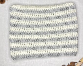 Gorro con orejas de gato a rayas color crudo y gris claro