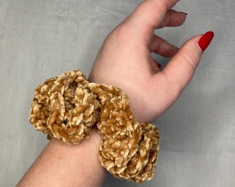 Coletero de terciopelo marrón claro tejido a crochet