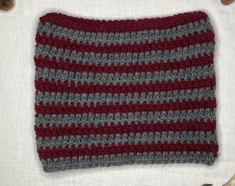 Gorro con orejas de gato a rayas burdeos y gris oscuro