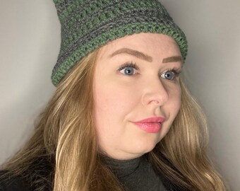 Gorro con orejas de gato a rayas verdes y gris oscuro