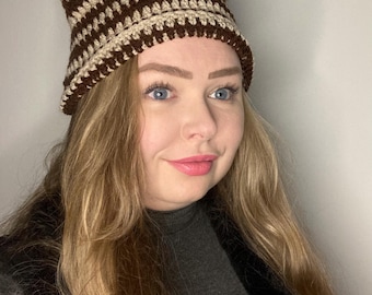 Gorro con orejas de gato a rayas marrones y arena