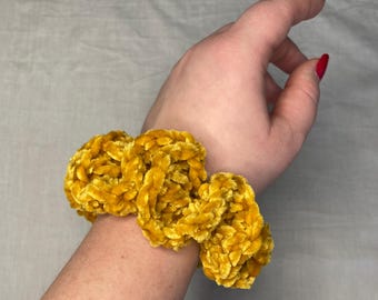 Coletero de terciopelo amarillo tejido a crochet