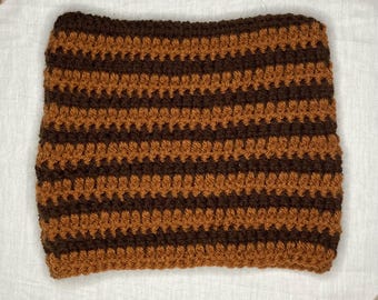 Gorro con orejas de gato y rayas de color marrón y óxido