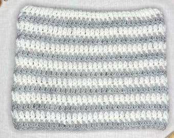 Gorro con orejas de gato a rayas blancas y gris claro