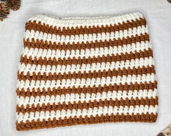 Gorro con orejas de gato a rayas en color crudo y óxido