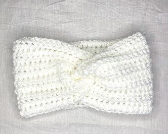 Calentador de orejas de crochet con cruces blancas