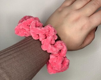 Coletero de terciopelo rosa tejido a crochet