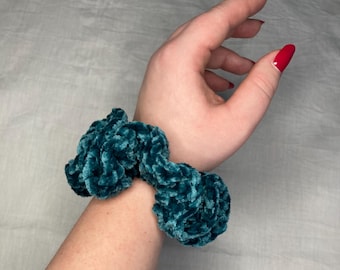 Scrunchie all'uncinetto in velluto verde pino