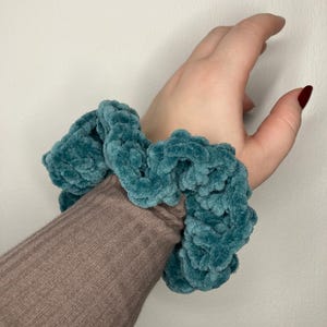 Chouchou crocheté en velours vert émeraude