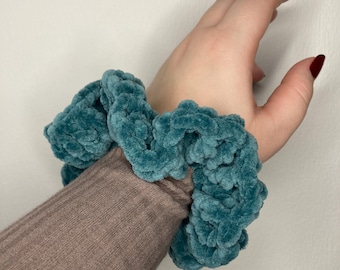 Coletero de terciopelo verde esmeralda tejido a crochet
