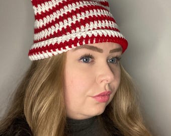 Gorro con orejas de gato a rayas rojas y blancas