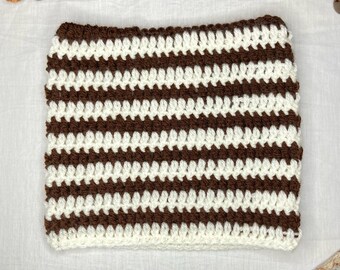 Gorro con orejas de gato a rayas color crudo y marrón