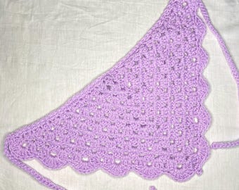 Bandana acrílica de crochet con puntada de abuelita color lila