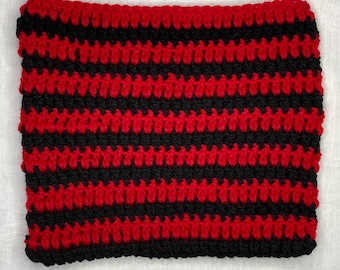 Gorro con orejas de gato y rayas negras y rojas