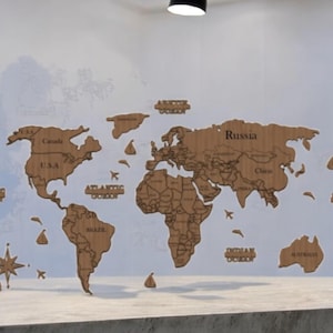 Puede incluir: Un mapa del mundo de madera con los continentes y los océanos etiquetados. El mapa está hecho de piezas individuales que se ensamblan. El mapa es de color marrón claro y tiene un aspecto rústico.