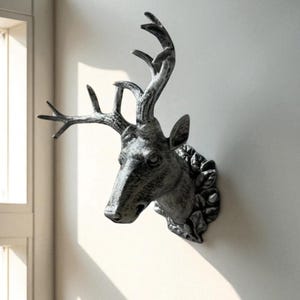 手作りの角のある鹿の壁飾り - 素朴な動物の頭の彫刻（35x33x20 cm）