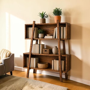 Könnte beinhalten: Ein dunkelbraunes Bücherregal aus Holz mit einem Leiterdesign. Die Regale beherbergen Bücher, dekorative Körbe und Topfpflanzen. Das Bücherregal befindet sich in einem Wohnzimmer mit Sofa und Kunstwerken.