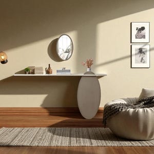 Könnte beinhalten: Ein modernes Interieur mit neutraler Farbpalette. Stehlampe mit kugelförmigem Licht, runder Spiegel und schwebende Konsole mit Dekoration. Ein großer, runder Stuhl mit Decke und Teppich vervollständigen den Raum.